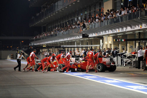 Los monoplazas de Ferrari vuelven al box