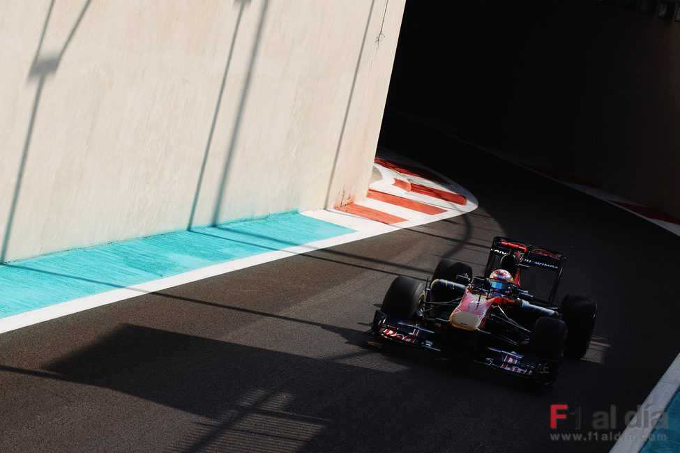 Sébastien Buemi sale de boxes