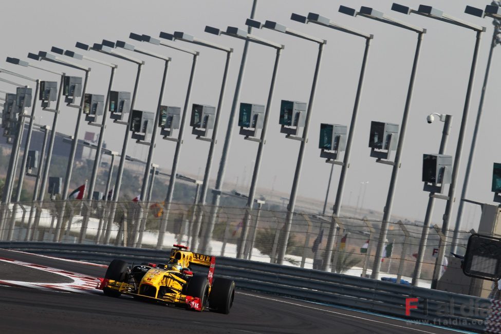 Robert Kubica toma una curva en el Yas Marina.