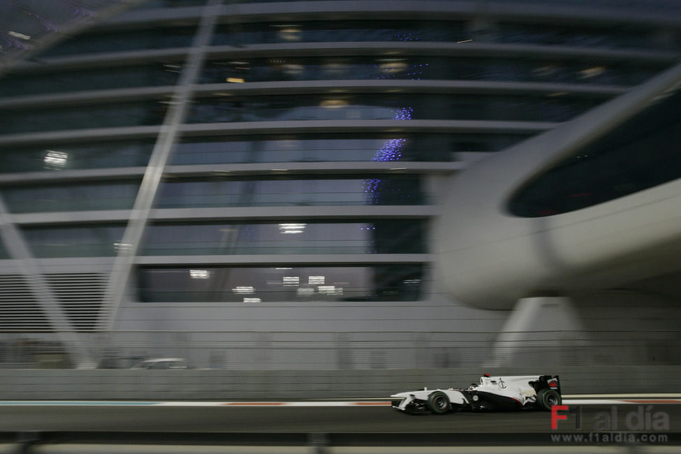 Heidfeld pasa junto al Yas Hotel