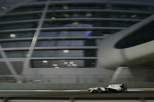 Heidfeld pasa junto al Yas Hotel