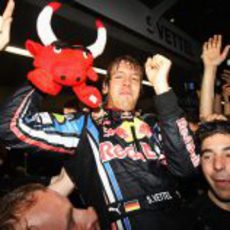 Vettel con el toro rojo