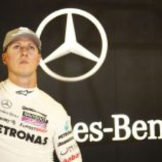 Schumacher observa los tiempos