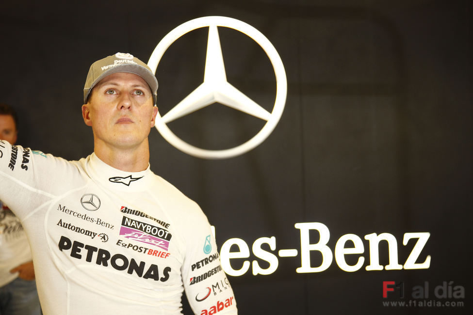 Schumacher observa los tiempos