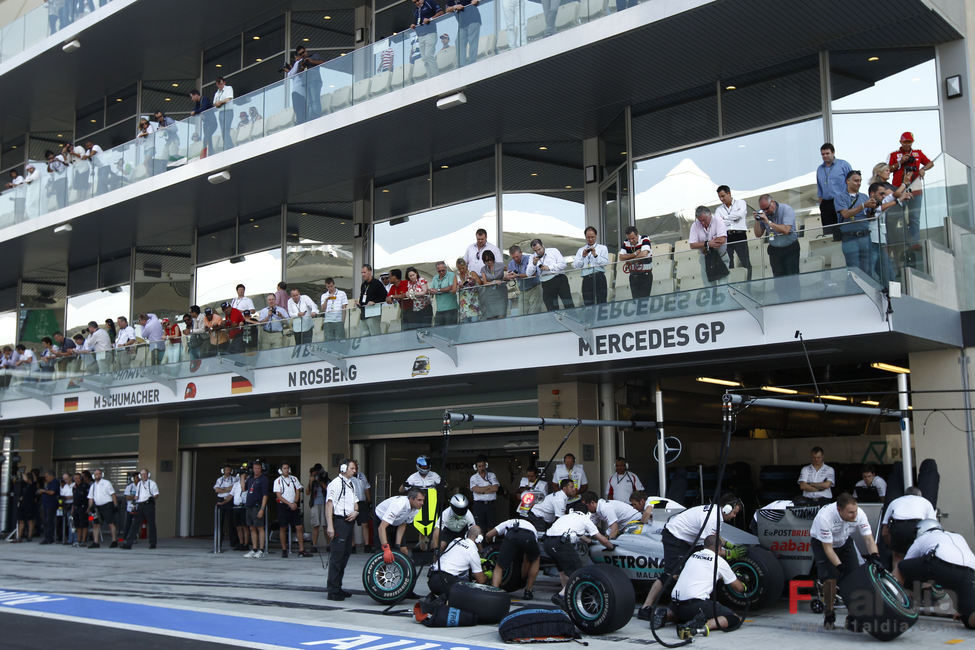 Rosberg pasa por boxes