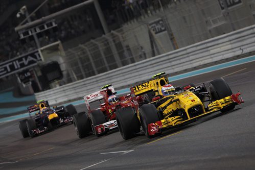 Petrov contiene a Alonso en Yas Marina