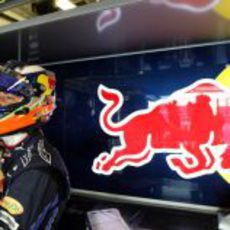 Ricciardo se prepara para subirse al coche