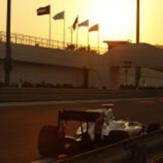 Heidfeld pasa cerca de las protecciones