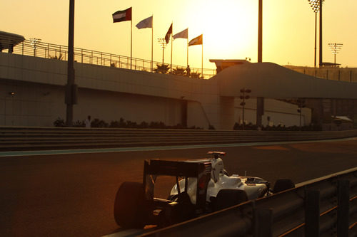 Heidfeld pasa cerca de las protecciones