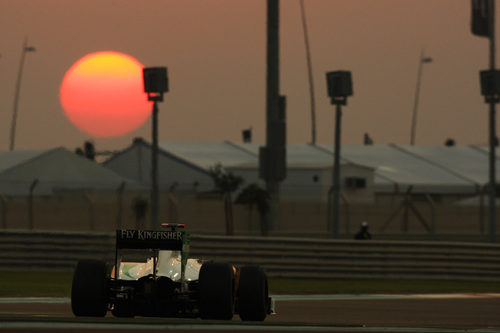 Un Force India bajo el atardecer