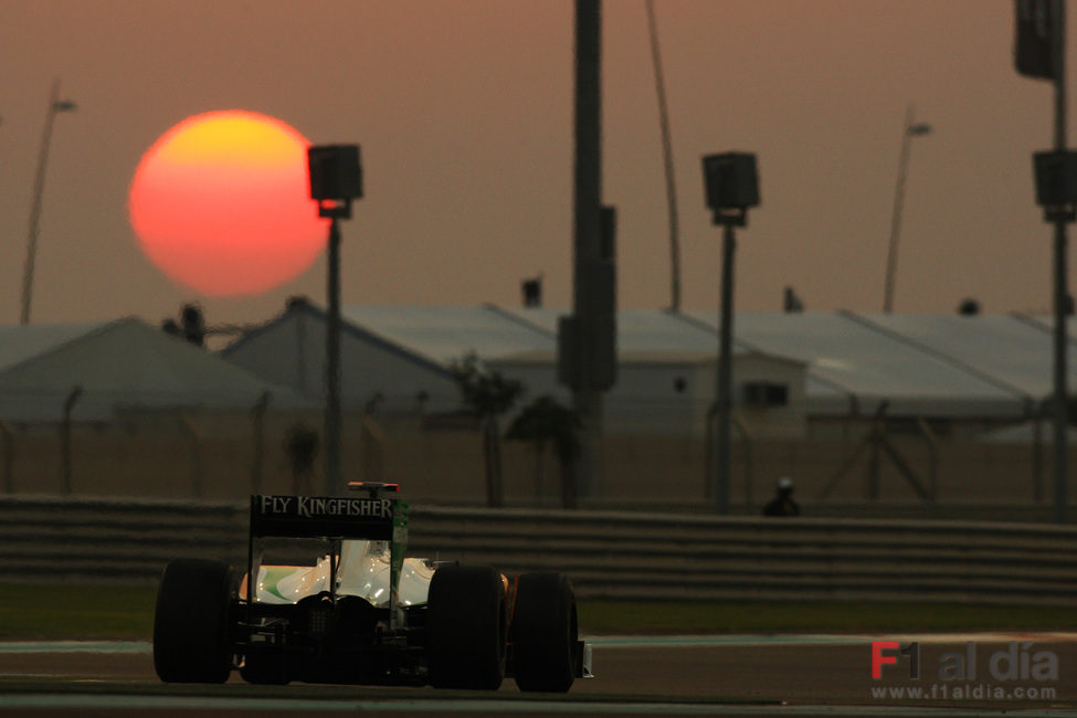 Un Force India bajo el atardecer