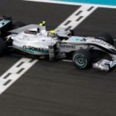 Rosberg pasa por meta
