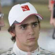 Esteban Gutiérrez atento a las explicaciones