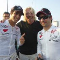 Richard Branson con sus dos pilotos