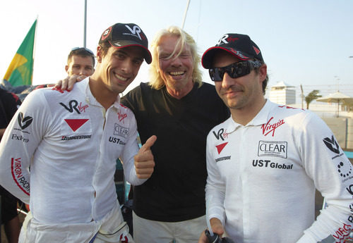 Richard Branson con sus dos pilotos