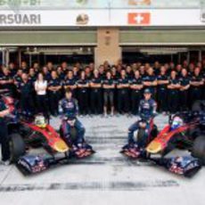 Foto de familia de la Scuderia Toro Rosso en Abu Dabi