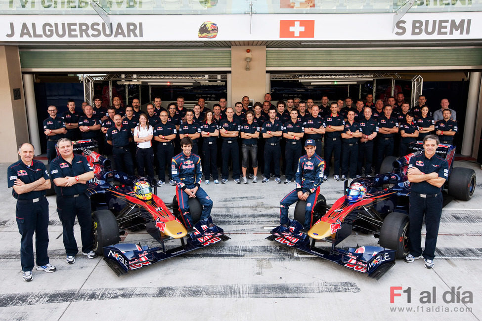 Foto de familia de la Scuderia Toro Rosso en Abu Dabi