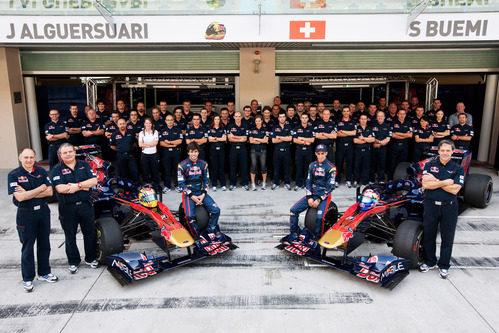 Foto de familia de la Scuderia Toro Rosso en Abu Dabi