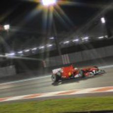 Massa corre bajo los focos de Yas Marina