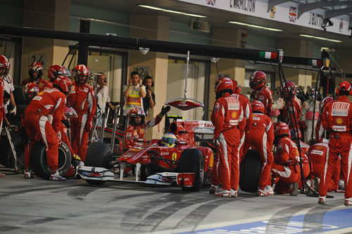 Fernando Alonso para en boxes