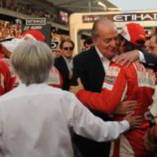 El Rey Don Juan Carlos da ánimos a Fernando Alonso