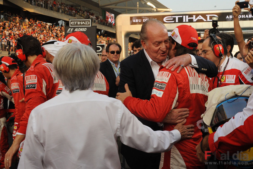 El Rey Don Juan Carlos da ánimos a Fernando Alonso