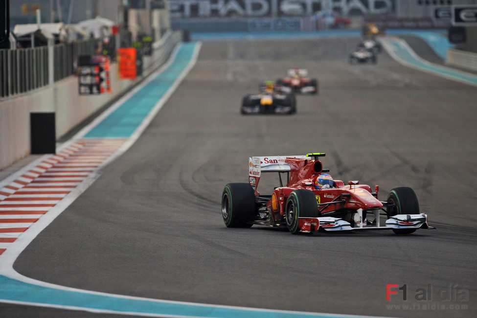 Alonso rueda justo delante de Mark Webber