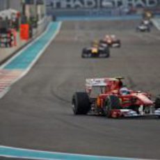 Alonso rueda justo delante de Mark Webber
