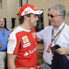 Piero Ferrari saluda a Fernando Alonso