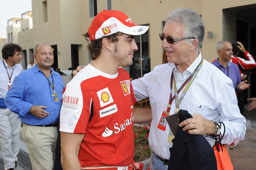 Piero Ferrari saluda a Fernando Alonso