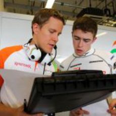 Paul di Resta habla con un ingeniero