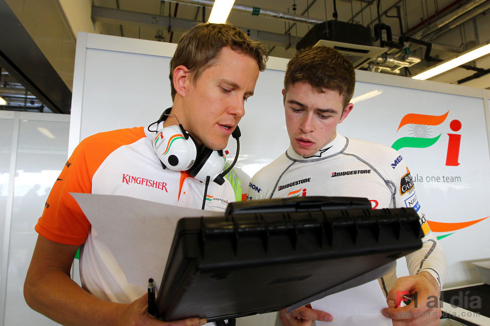 Paul di Resta habla con un ingeniero