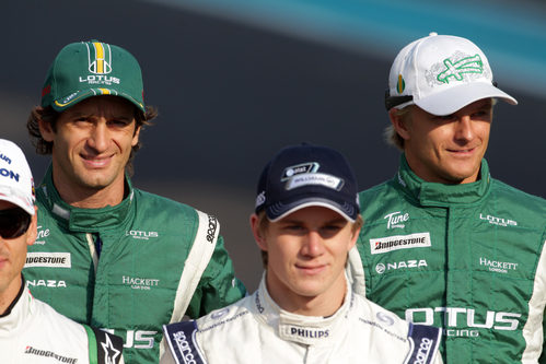 Los pilotos de Lotus en la foto oficial