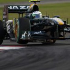 Kovalainen cogiendo los pianos de Yas Marina