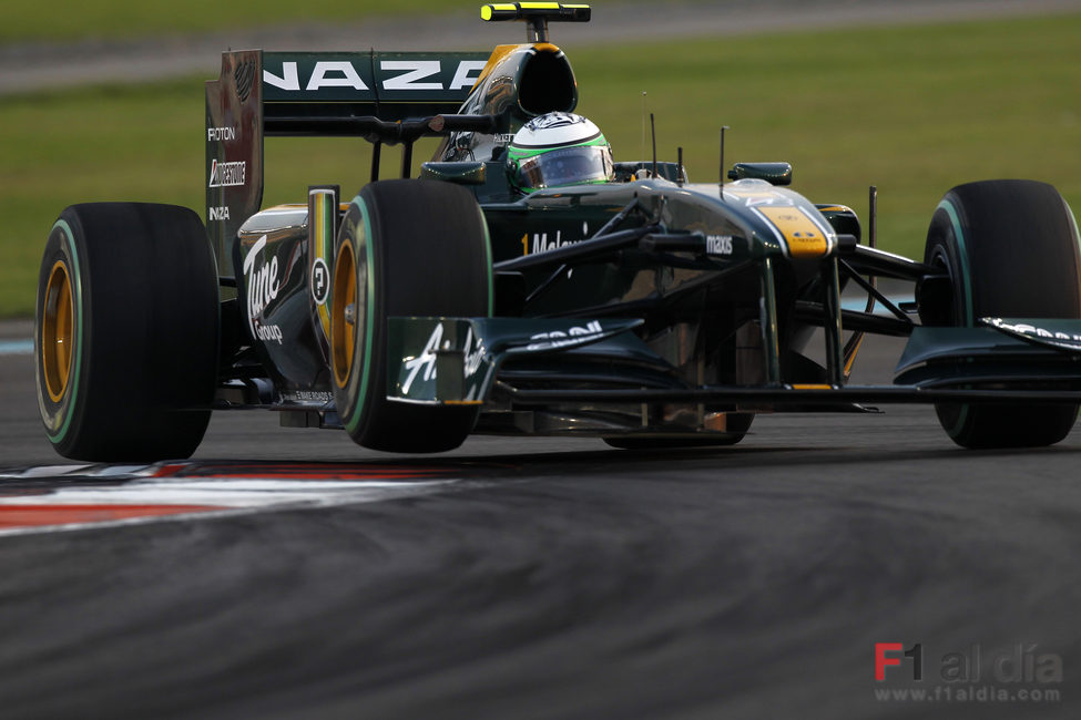 Kovalainen cogiendo los pianos de Yas Marina