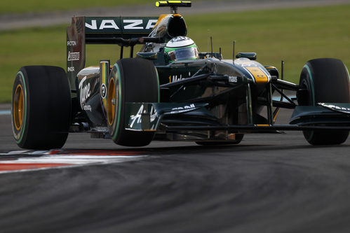 Kovalainen cogiendo los pianos de Yas Marina