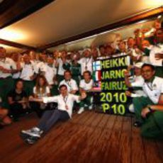 El equipo Lotus celebra la 10ª posición