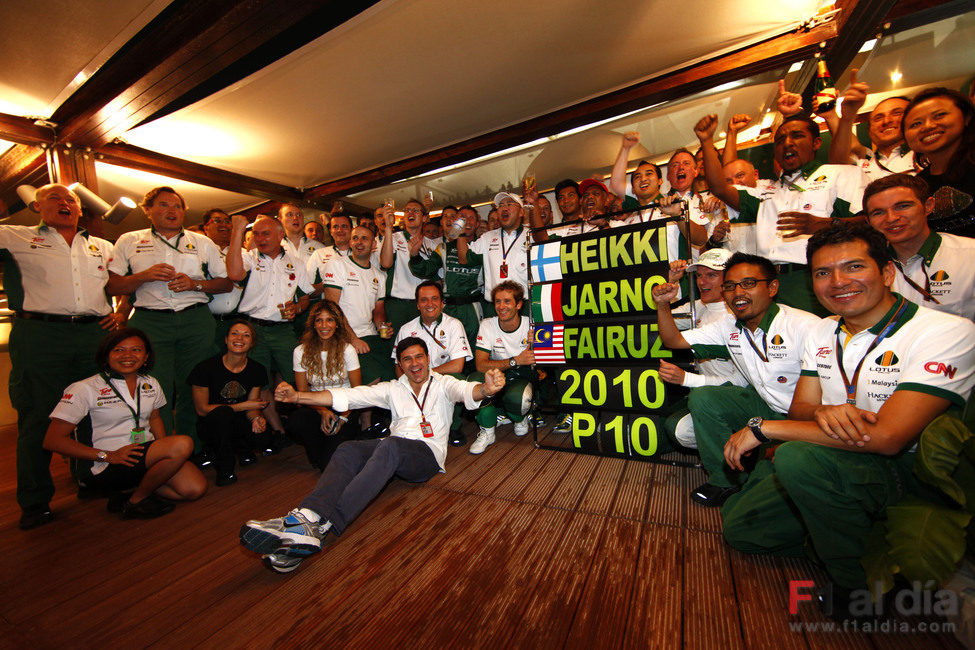 El equipo Lotus celebra la 10ª posición