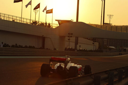 El sol del atardecer baña el coche de Hamilton