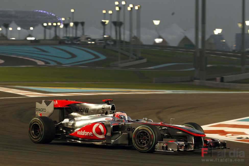 Button deja atrás el circuito de Yas Marina