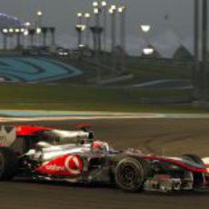 Button deja atrás el circuito de Yas Marina