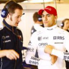 Pastor Maldonado habla con un ingeniero de Williams