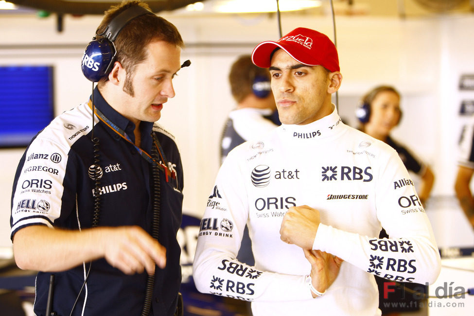 Pastor Maldonado habla con un ingeniero de Williams