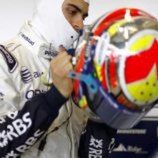 Pastor Maldonado se pone el casco