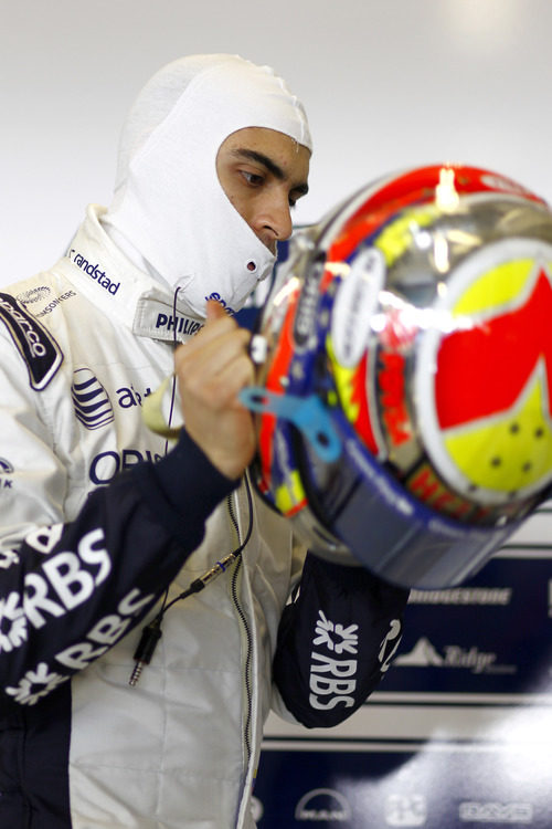 Pastor Maldonado se pone el casco