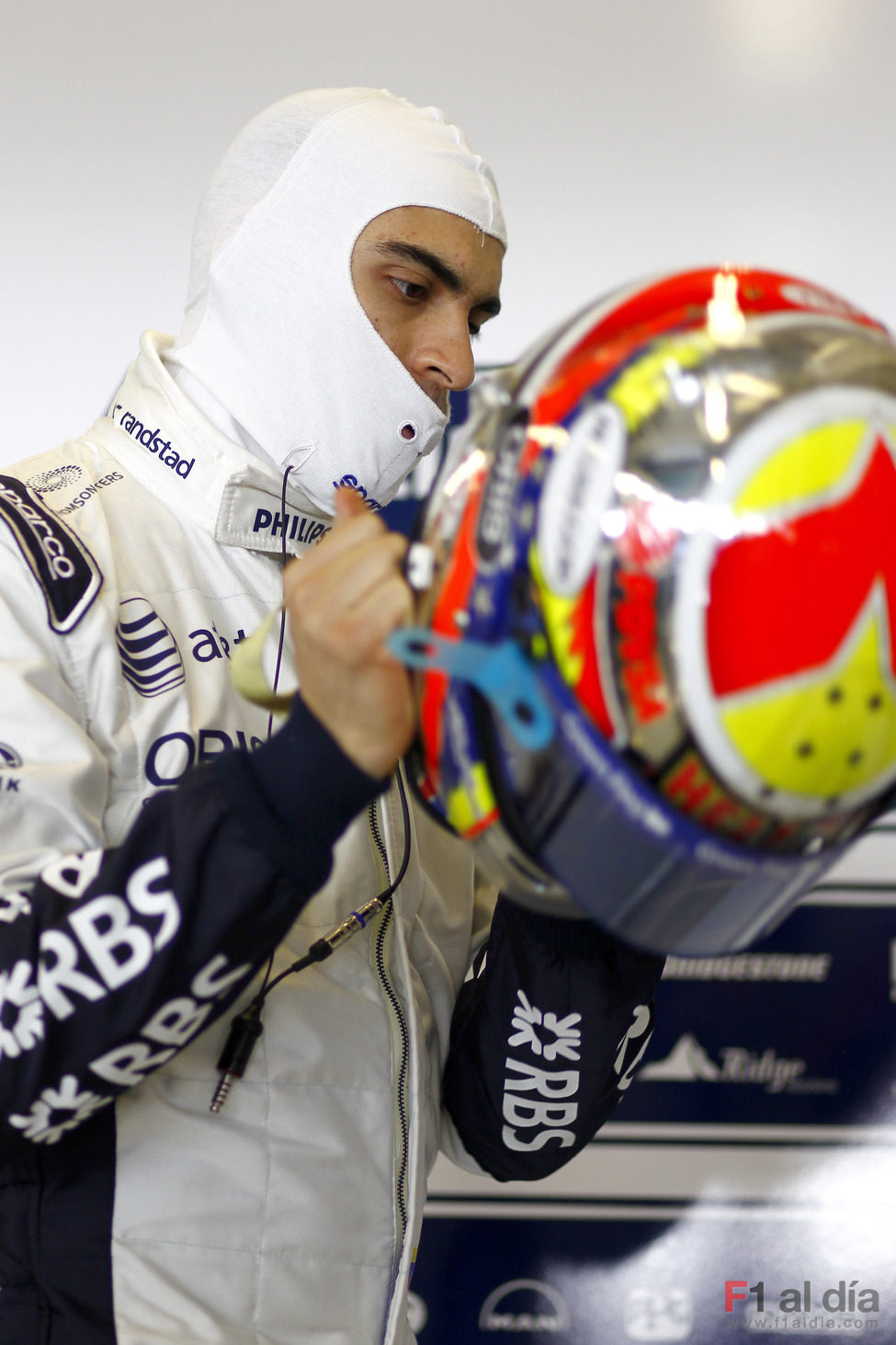 Pastor Maldonado se pone el casco