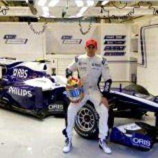 Maldonado posa apoyado en el Williams
