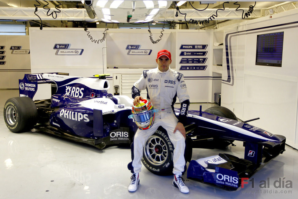 Maldonado posa apoyado en el Williams