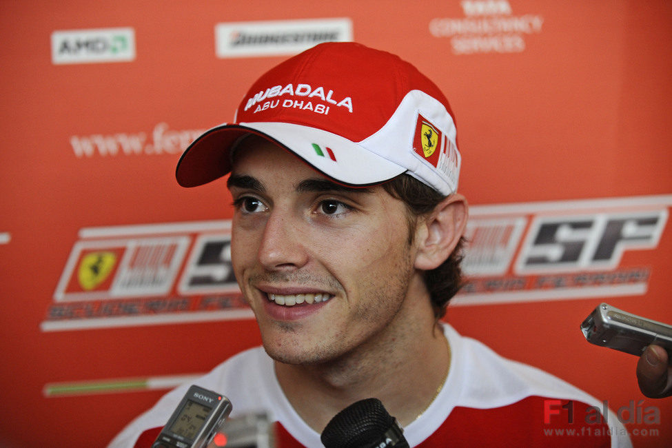 Bianchi ejerce de piloto de Ferrari ante la prensa