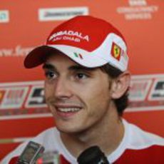 Bianchi ejerce de piloto de Ferrari ante la prensa